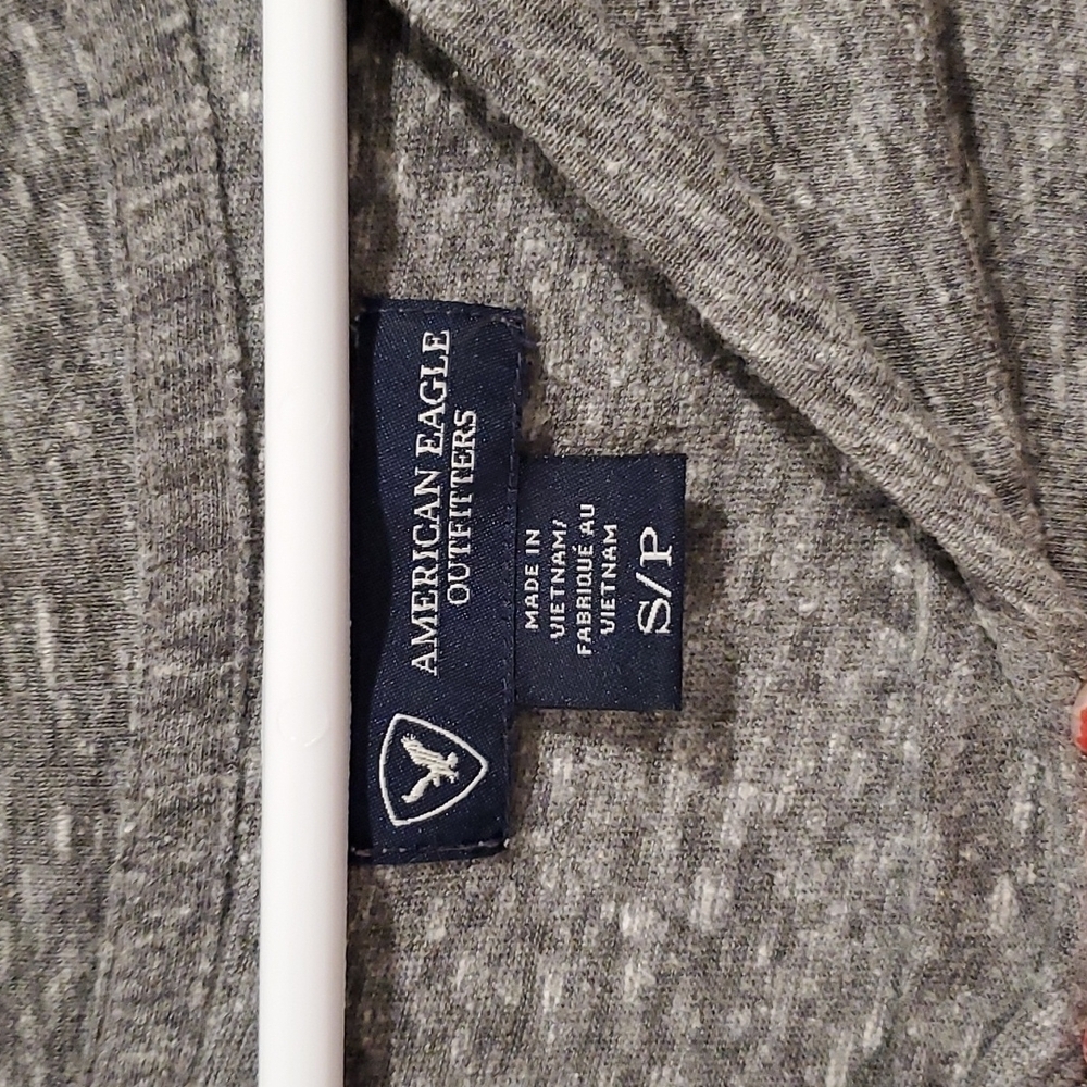 Cute "Love" Top from American Eagle - Picture 4 of 4